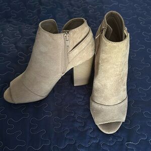 Apt 9 peep toe bootie size 6